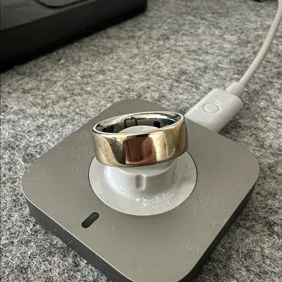 Oura Ring gen 4 SIZE 8 Gold with Charging Dock - Picture 3 of 5